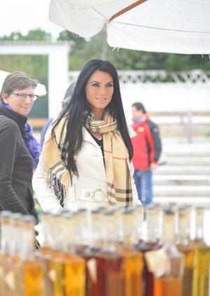 Brunettes, Dehors, Habillé