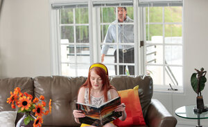 Bekleidete heiße Mädels