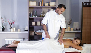 Brünett, Masseurin