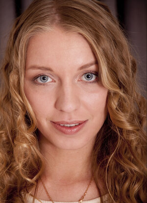Mary Dream shows off her naked body with a curl in her blonde hair
