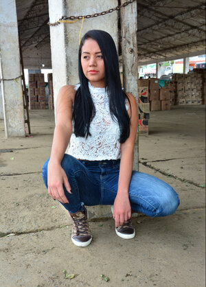 Amateur, Latina, Brünett, Unter Freiem Himmel, Jeans, Bekleidet