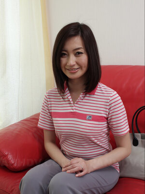 Asiatic babe Ami Kikukawa shows off her body and additionally stretches her twat