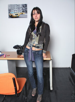 Latina, Brünett, Jeans, Bekleidet