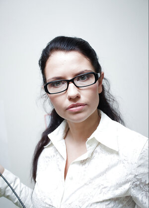 Brunettes, Lunettes, Habillé