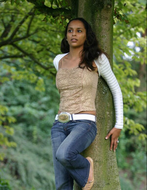 Latina performer Ginta exposes her big jugs outdoors in blue jeans