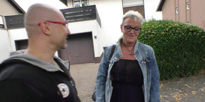 MILF, Amateur, Blondes, Dehors, Lunettes, Habillé