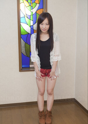 Ai Mizushima poses good-looking red shorts at naughty casting